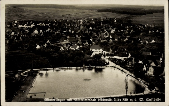 Ak Winterlingen Schwäbische Alb, Luftbild von  Schwäbische Alb, Schwimmbad, 880 m ü. M.