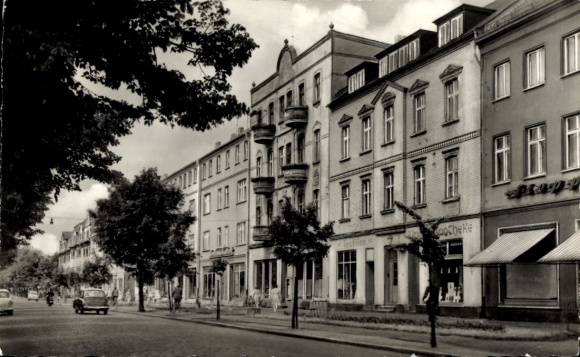 KP Senftenberg na Dolnych Łużycach, widok z ulicy, budynki wielopiętrowe, lata 50., samochody...
