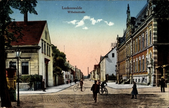 Postcard Luckenwalde district of Teltow Fläming, view of Wilhelmstrasse, children