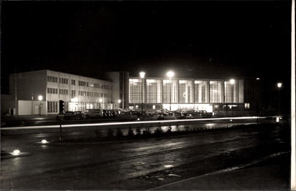 Ak Heidelberg, Blick auf den beleuchteten Hauptbahnhof bei Nacht, Parkplatz