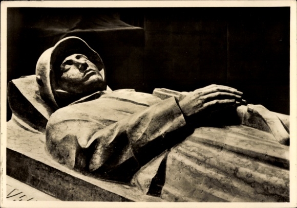 PC Munich, memorial to the fallen soldiers 1925, sculpture by Bernhard Bleeker