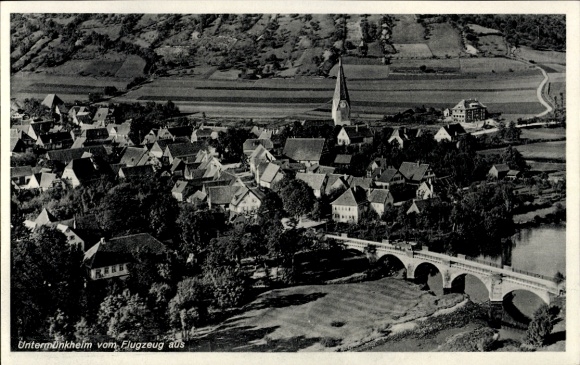 Ak Untermünkheim am Kocher Baden Württemberg, Luftaufnahme von  Kirche, Brücke, ländliche Umgebun