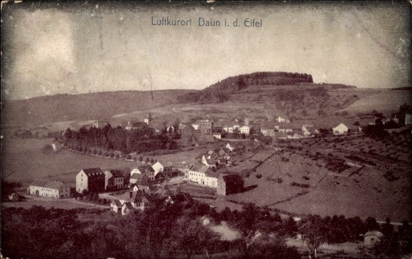 Ak Daun in der Eifel, Luftkurort Daun i. d. Eifel, hügelige Landschaft, kleine Häuser, Wald