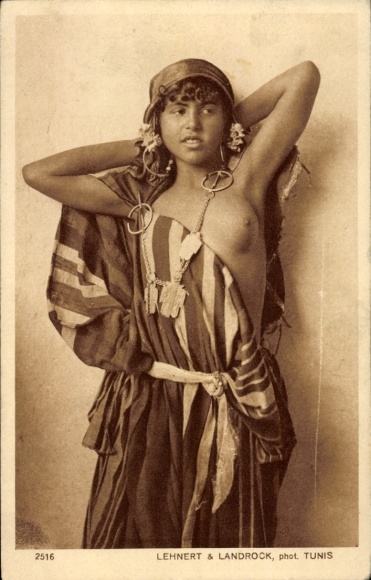 Postcard Female nude, bare-breasted, Maghreb