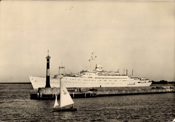 Postcard Warnemünde, FDGB holiday ship MS Völkerfreundschaft