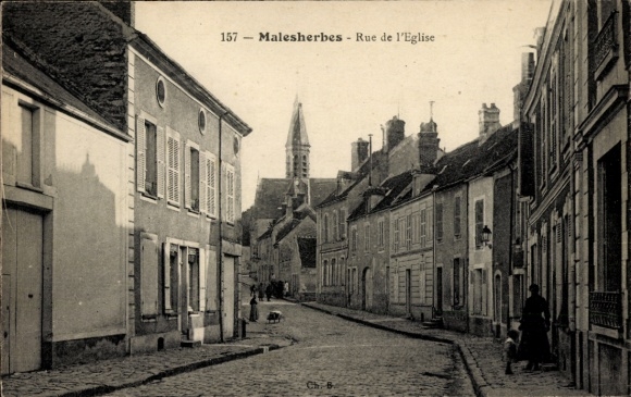 Postcard Malesherbes Loiret, street with houses, church in the background,