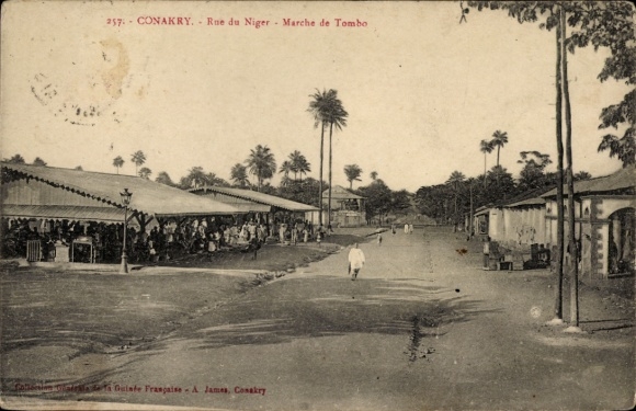 Ak Conakry Guinea, marktstraat, mensen, kraampjes, palmbomen, Conakry