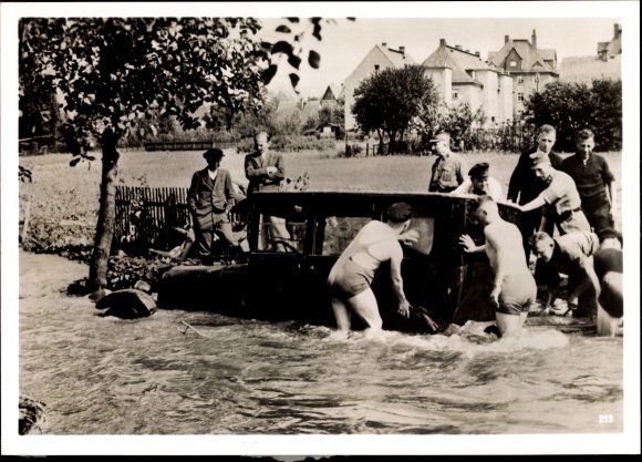 Foto Heinrich Hoffmann, Unwetterschäden nach Überschwemmungen in Sachsen, SA Mann, Auto, 1939