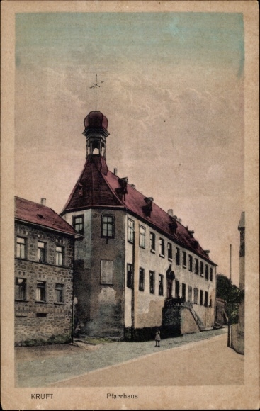 Dzielnica KP Kruft Mayen Koblenz, mała dziewczynka stoi przed plebanią