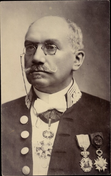 Photo Postcard Prussian politician Karl von Thielen, portrait, medal