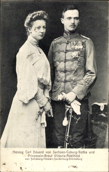 Postcard Duke Carl Eduard of Saxe Coburg Gotha, Princess Victoria Adelheid, standing portrait