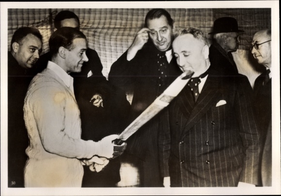 Photo H. Hoffmann, Reichsorganisationsleiter Dr. Ley talking to an English cricketer, 1939