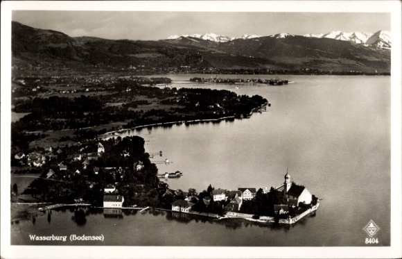 Ak Wasserburg am Bodensee Schwaben, Luftaufnahme von Wasserburg, Bodensee, Berge im Hintergrund