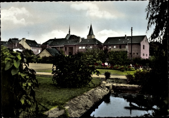 Ak Niederkrüchten am Niederrhein, Häuserpartie mit Parkanlage