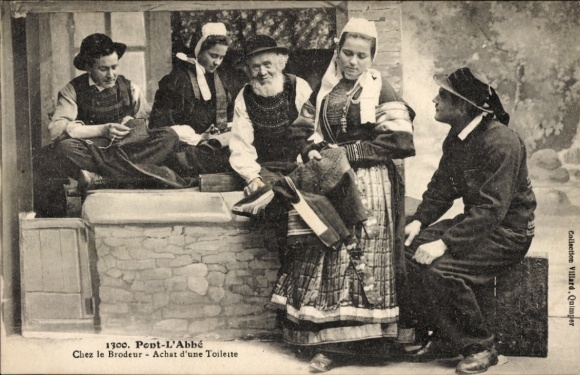 Postcard Pont l'Abbe Finistere, people in Breton costumes