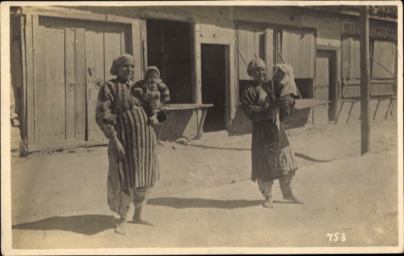 Photo Postcard Unknown place, two women with children