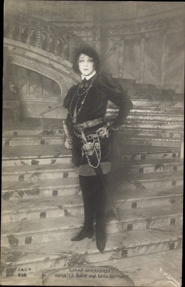 Ak Schauspielerin Sarah Bernhardt, La Balle aux bois dormant