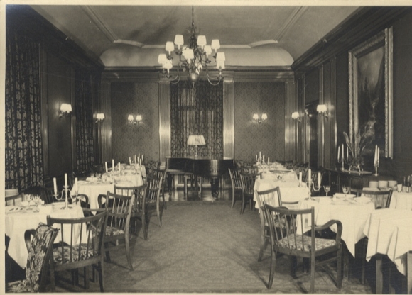 Original photo Berlin Zehlendorf, Parkhotel Dahlem, restaurant with grand piano, around 1950, approx. 12x17 cm