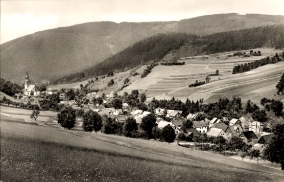 Ak Döschnitz in Thüringen, Berglandschaft, kleine Häuser, Kirche, Bäume, hügelige Felder