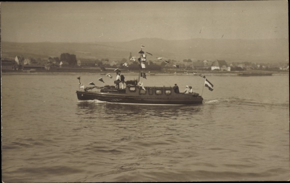 Photo PC Wiesbaden in Hesse, motor boat on the Rhine