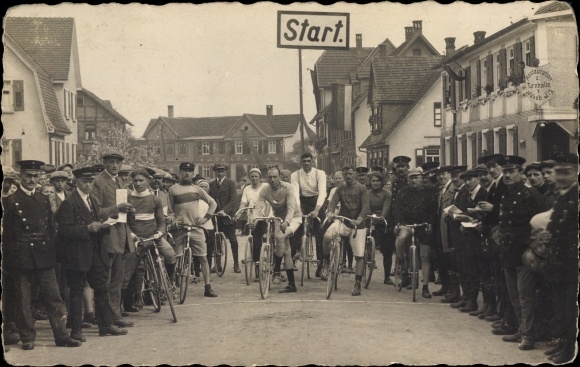 Foto Ak Uhingen an der Fils, Start eines Radrennens, Restauration zur Turnhalle