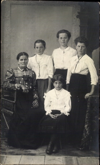 Photo Postcard women, group photo, hairstyle, dresses