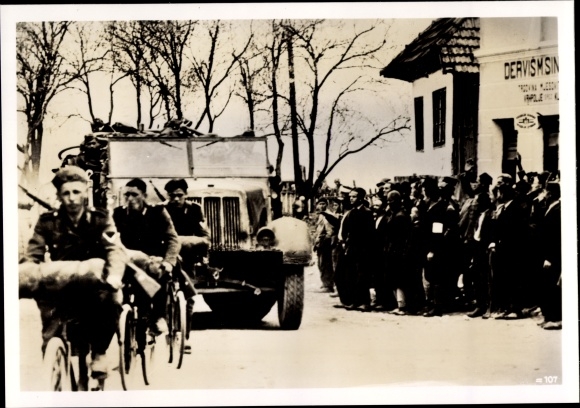 Photo Heinrich Hoffmann, Wehrmacht in a Bosnian village with a Turkish population, April 1941