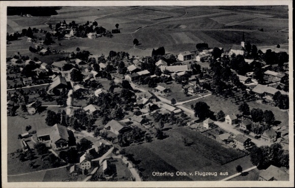 Ak Otterfing in Oberbayern, Luftbildaufnahme von  Landschaft, Gebäude, Straßen
