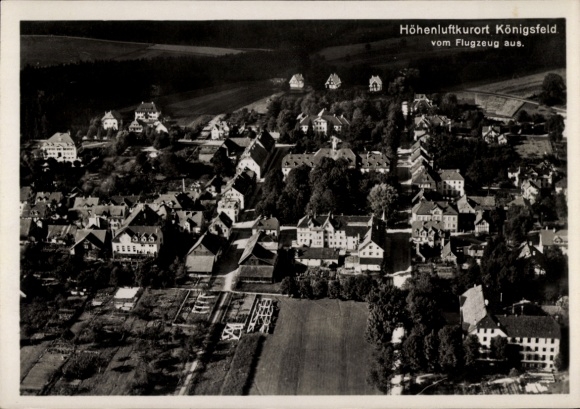 Ak Königsfeld in Sachsen, Luftaufnahme von  Höhenluftkurort, Gebäude, Grünflächen