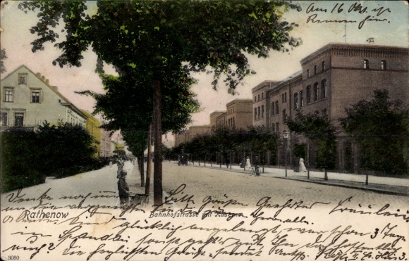 Ak Rathenow in Havelland, straat met oude gebouwen, met bomen omzoomde laan, drukke straat, mensen