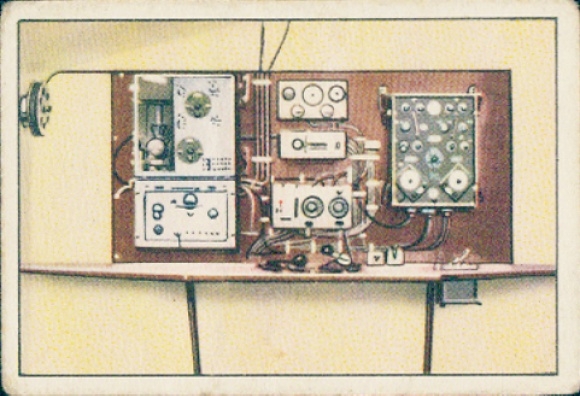 Sammelbild Die Eroberung der Luft Abt. II Serie E Nr. 6, Funkraum von einem Verkehrsflugzeug