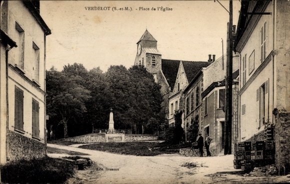 Ak Verdelot Seine et Marne, Place de l'Eglise
