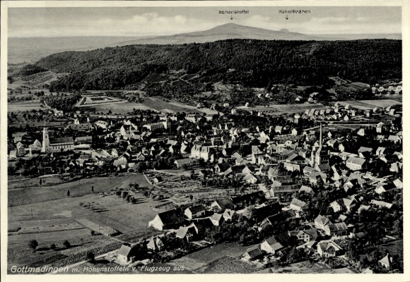 Ak Gottmadingen im Hegau, Luftaufnahme von  Hohenstoffeln, Häuserzeilen, Berge im Hintergrund