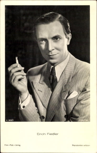 Postcard actor Erich Fiedler, portrait with cigarette