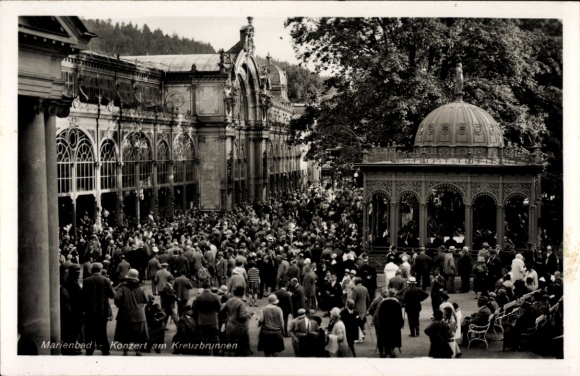 Postcard Mariánské Lázně Marienbad Region Karlovy Vary, concert at the Cross Fountain, many people, buildings