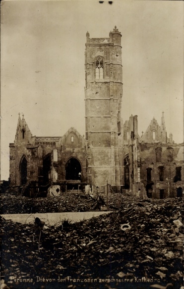 Ak Péronne Somme, Die von den Franzosen zerschossene Kathedrale, I. WK