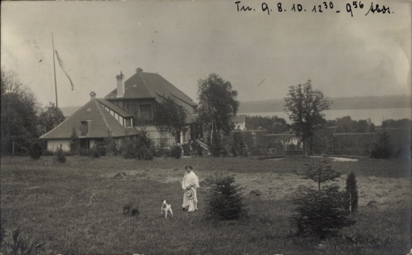 Foto Ak Tutzing am Starnberger See Oberbayern, Frau mit Hund auf einer Wiese, Ortsansicht