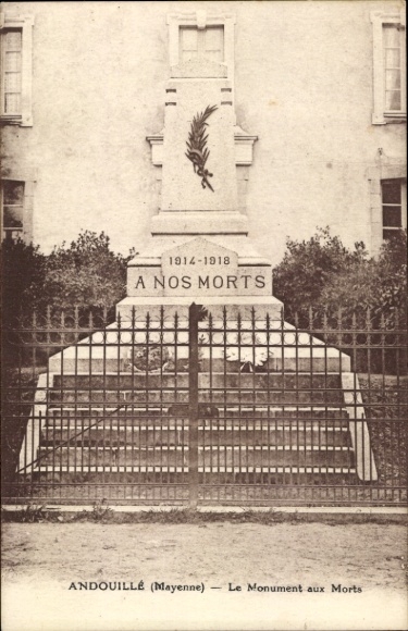 Ak Andouille, Le Monument aux Morts