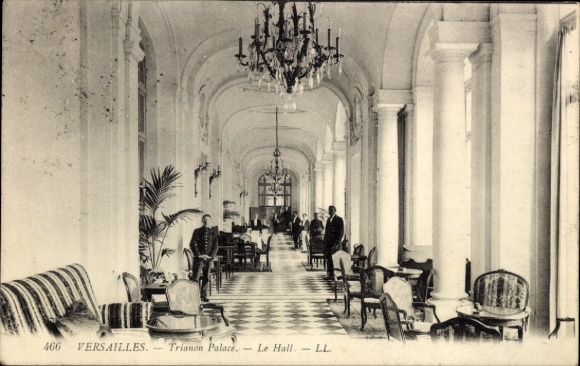 Postcard Versailles Yvelines, Trianon Palace, Le Hall, interior view, furniture, people