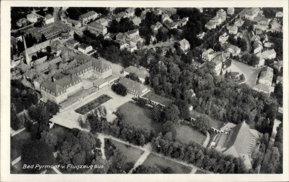 Postcard Bad Pyrmont in Lower Saxony, aerial view of buildings and parks