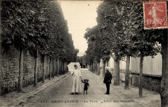 PC Saint Cloud Hauts de Seine, Le Parc, Allée des Soupirs, woman with umbrella and child