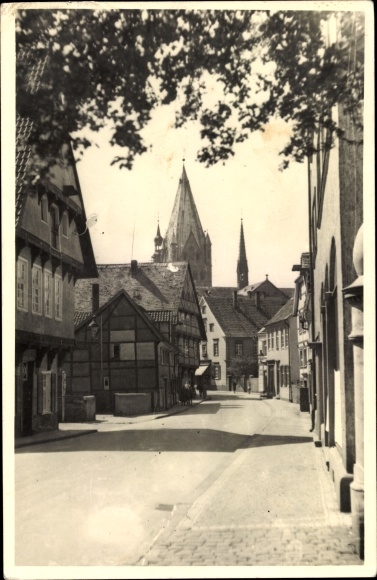 Foto Ak Soest in Westfalen, Straßenpartie, Kirchturm