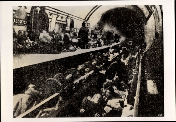 Photo Heinrich Hoffmann, London City, civilians seek shelter in underground station, Nov. 1940