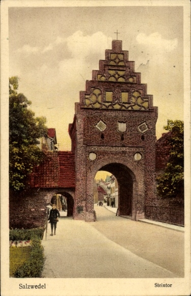 Ak Salzwedel in der Altmark, Steintor,  Stadtansicht, Menschen am Weg, farbenfrohe Darstellung
