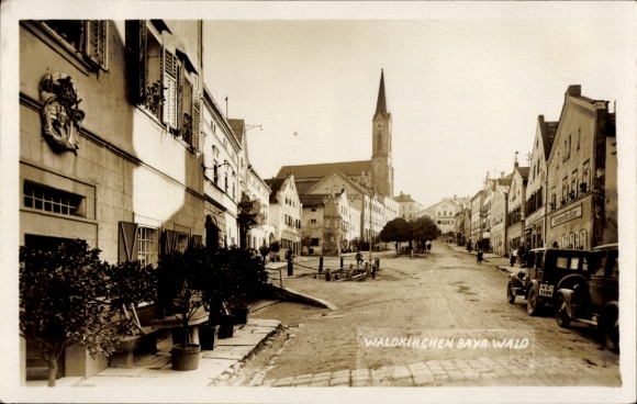 Foto Ak Waldkirchen Niederbayern, Platz, Kirche, Geschäftshäuser