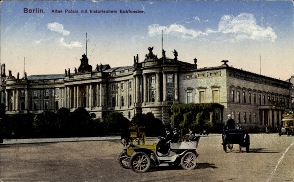 Ak Berlin Mitte, Altes Palais mit historischem Eckfenster, Automobil