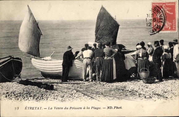Ak Étretat Seine Maritime, Fischer am Strand, Boote, Frauen in traditioneller Kleidung, Meer i...