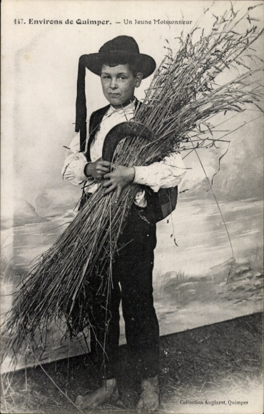 Postcard Quimper Finistère, boy in Breton costume, safe, grain