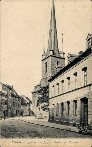 Ak Kahla in Thüringen,  Partie mit Superintendentur und Kirche, Straßenszene