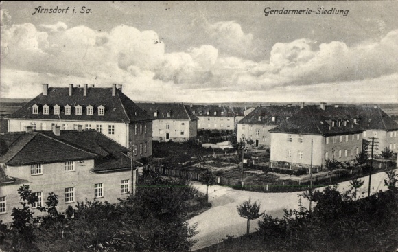 Ak Arnsdorf in Sachsen,  Gendarmerie-Siedlung, Wohngebäude, Wolken